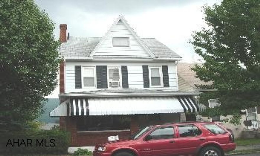 AFFORDABLE FAMILY HOME ON DOUBLE CORNER LOT. METICULOUSLY MAINTAINED. NEW CARPETING 1ST FLOOR.