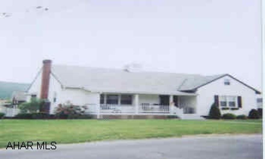 1 BEDROOM APARTMENT ABOVE GARAGE!  TENANT PAYS $325/MONTH PLUS UTILITIES.