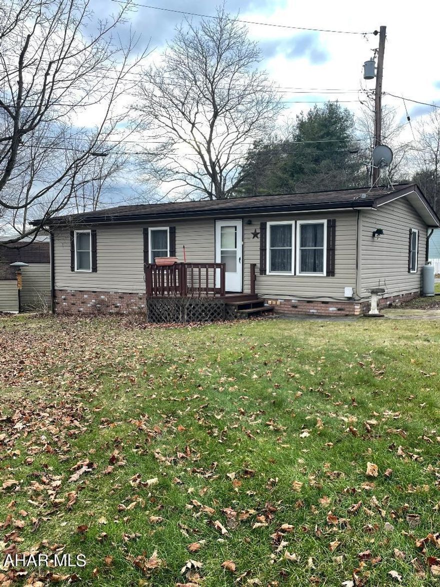 Nicely maintained 40x24 Mobile home with a storage shed on a rented lot in Greenwood. Home offers central air, covered deck, 2 bedrooms and 1 bath and in the master bedroom there is a large walk in closet. Easy to show but all offers are contingent on park approval.