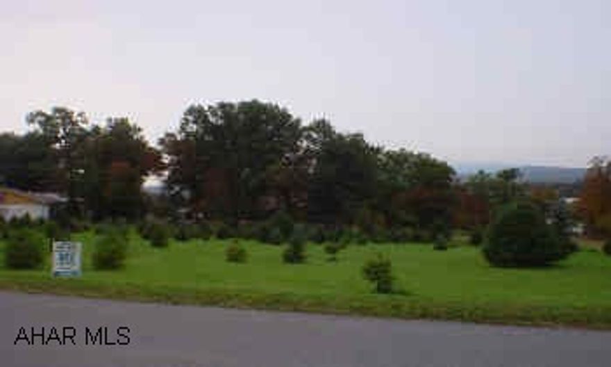 Level lot, .6137 acre, 200 x 215 irregular.