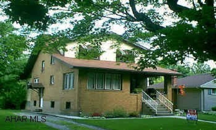 2 Story Brick New tiltout windows-2nd floor.  Storms on first floor....Sun room off Living Room.