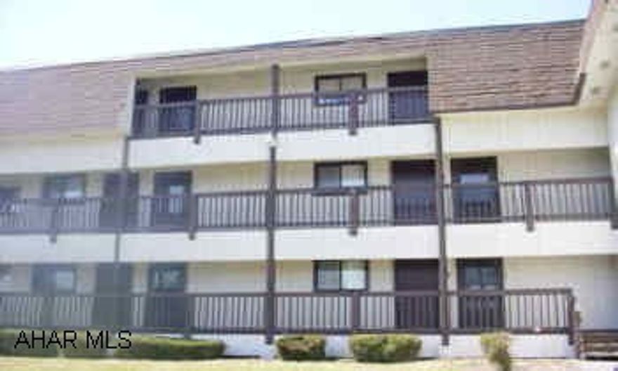 ASS'N DUES $175/MO. INCLUDES USE OF INDOOR & OUTDOOR POOL, HOT TUB, STEAM ROOM, TENNIS COURTS, TRASH, CABLE, EXT. MAINT. GOLF COURSE AVAILABLE. BRICK FIREPLACE, COVERED DECK. SALE INCLUDES ALL FURNISHINGS EXCEPT FUTON.