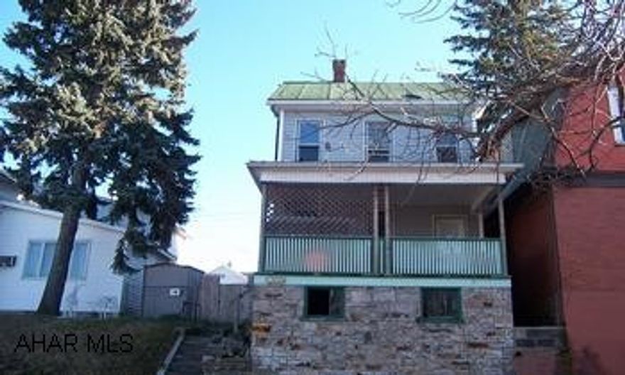 3 bedroom home needs some tlc.  great investment property 3 bedroom home needs some tlc. great investment property.