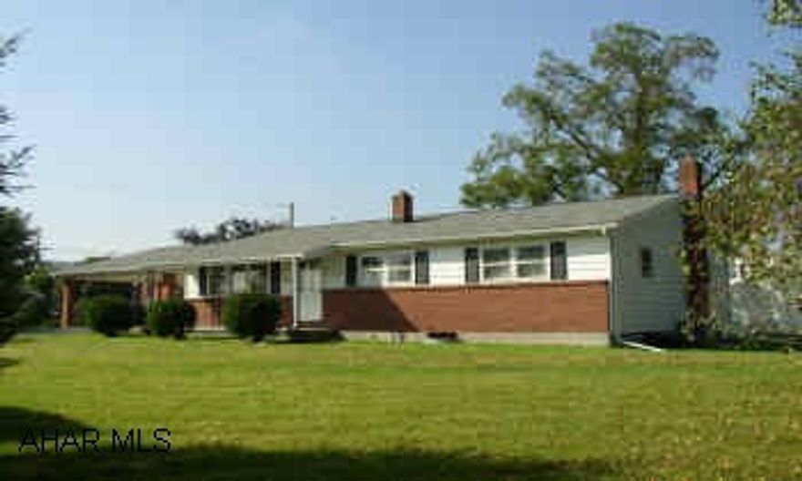 NICE RANCH, QUIET AREA.  LARGE LEVEL LOT.  DON'T MISS THIS ONE.