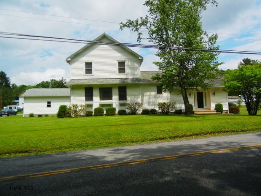 Glendale area. Outstanding 3 bedroom, 2 bath, 2 story. Beautiful vaulted family room. Attractive kitchen, nice decor throughout. Large 2 car garage with extras. Pavilion, back covered porch/patio area, fenced in yard. Great property! Seller has reduced the price BELOW APPRAISED VALUE when they bought this home. They are firm on this price of this exceptional property. This is a MUST SEE!