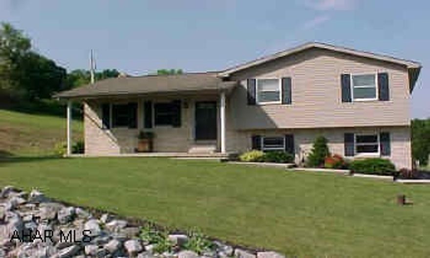 Great 3-level split - brick and vinyl, 4 bedrooms, oak kitchen with all appliances.  2-3/4 baths, 1+ acre of ground with GREAT view. Great 3-level split - brick and vinyl, 4 bedrooms, oak kitchen with all appliances.  2-3/4 baths, 1+ acre of ground with GREAT view.