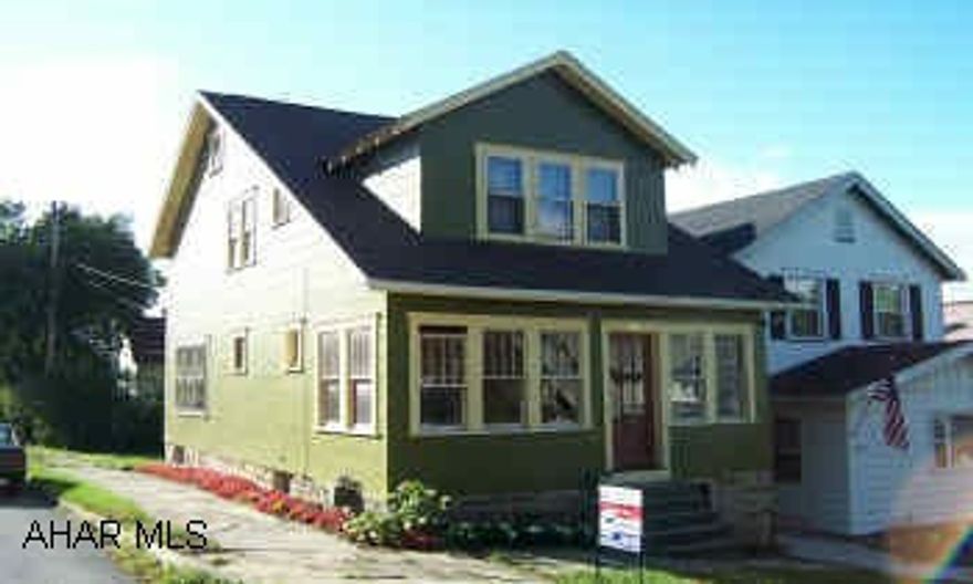 Such a corner cutie!  Adorable well-maintained 3 BD, 1.5 BA home with hardwood floors, excellent mechanics, terrific neighborhood.  A steal - don't wait!