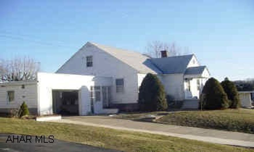 Charming home with family room in basement, breezeway between house and one car attached garage, half bath in basement, covered patio. NO SHOWINGS UNTIL AFTER APRIL 5, 2006.  Lovely one a half story with one bedroom on second story.  Basement has family room, half bath, laundry. Patio. Three window air conditioners.
