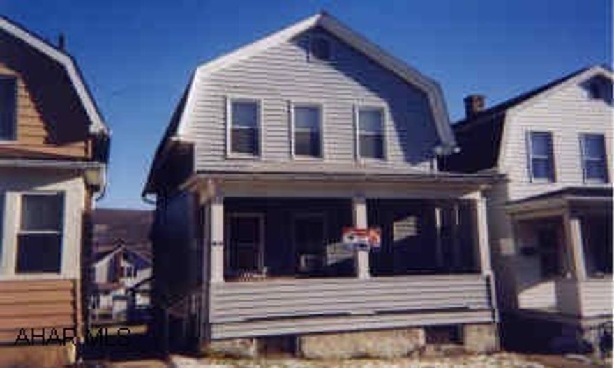 Nice 2 story, 3 BR, 1 bath frame home with vinyl siding. Nice 2 story, 3BR, 1 bath frame home with vinyl siding, new windows, new furance, newer roof & hot water heater.  Hardwood floors in LR, pantry, 100 amp with 220 service, washer & dryer included.  25x120 lot with a great view in Pleasant Valley area..