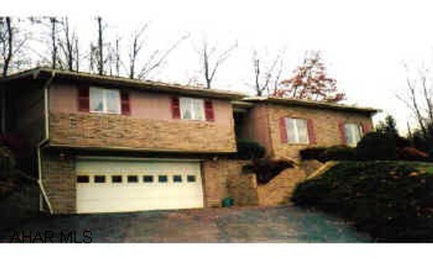 Well built 3Br, 2.5BA home in HASD. Features are sunken MBR with bath and jacuzzi, sauna, family room with fireplace, C/A, large kitchen, 2 car garage. Ready to move right in. Lot size: 96.37x117.56x118.79 or .325 acres. Additional lot available,  Well built 3Br, 2.5BA home in HASD. Features are sunken MBR with bath and jacuzzi, sauna, family room with fireplace, C/A, large kitchen, 2 car garage. Ready to move right in. Lot size: 96.37x117.56x118.79 or .325 acres. Additional lot available, see MLS #638443.  Vaulted ceilings.