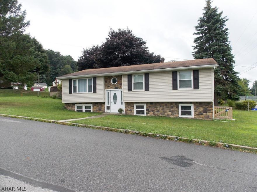 Stunning Bi-level in Highland Park Area! You will love the gorgeous kitchen! Kitchen features new cabinets, new countertops, stainless steel appliances and a tile backsplash. The spacious living room gives a semi open floor plan with help from the amazing breakfast bar in the kitchen. Master bedroom has his and hers closets. Lovely main floor bathroom with tile floors and a double vanity. Huge family room in the finished basement! Family room will make a perfect area for entertaining. The bonus room in the finished basement makes a great 4th bedroom. New Heat pump with Air conditioning. Close to shopping and in the kids can go to Baker Elementary! Tons of modern renovations have been done to this spectacular home!