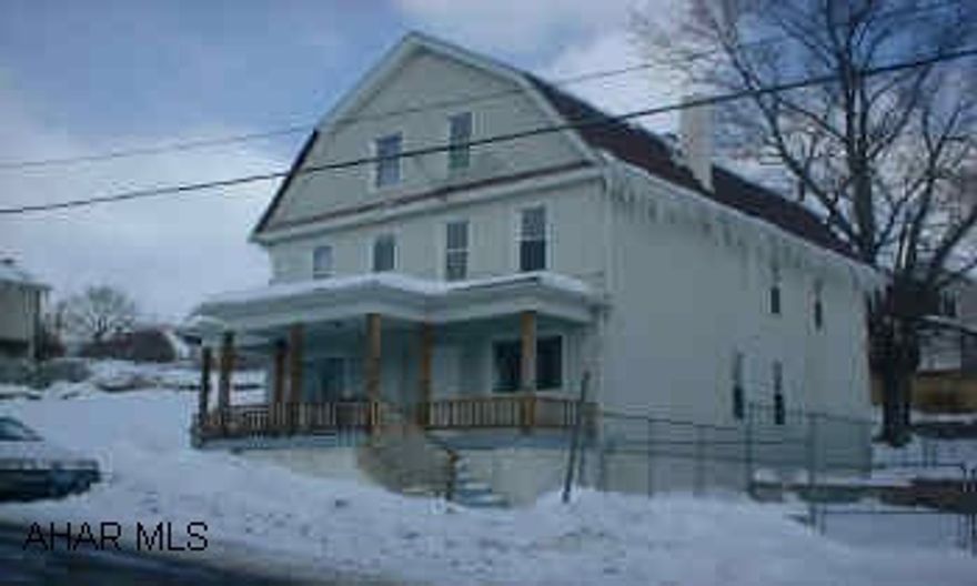 2.5 STORY  SIDE BY SIDE. EACH UNIT HAS 3 BEDROOM. ALL SEPARATE UTILITIES. THIS DOUBLE HOUSE IS APPROVED BY CITY FOR OCCUPANY. IT HAS VINYL SIDING, REPLACEMENT WINDOWS, FRESH PAINT, & NEW CARPETING.