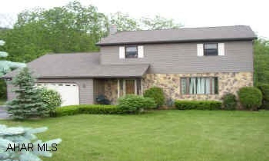 BEAUTIFUL VIEWS, PRIVATE. OAK TRIM, WHOLE HOUSE FAN, SCREENED IN PORCH WITH NEW CARPET. OIL, WOOD OR COAL HEAT. CLOSE TO ELK FARM AND STREAM.