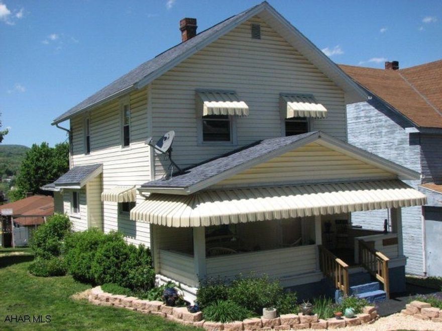 Modern 4 bedroom, 2 bath home in Highland Park Area.   Sets on large corner lot, Formal dining room w/ new laminate flooring, Ceramic Tile Kitchen w/ Oak Cabinets.  Great View from the Large Deck.  First floor Bed and Bath.   Baker Elementary School District.