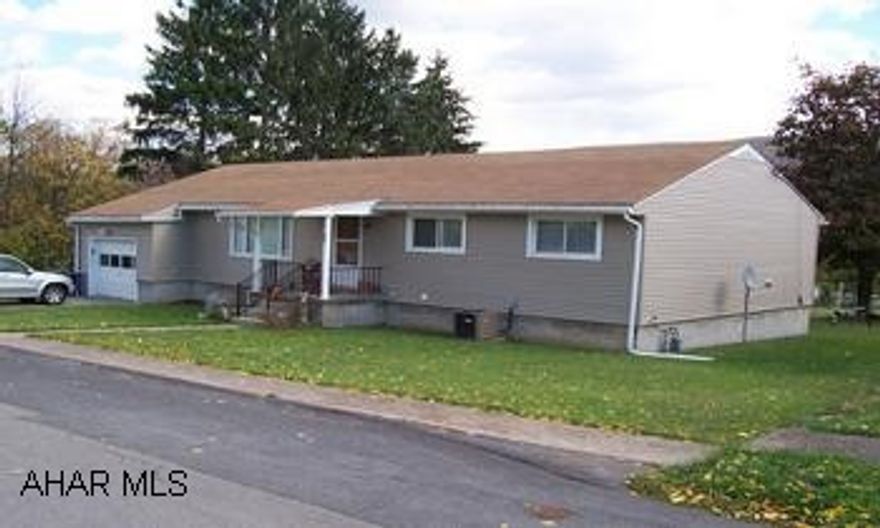 Lovely Ranch with 2 Kitchens, Finished Basement, Large Lot. Great Condition! Call Office to set up. KNOCK BEFORE ENTERING, PLEASE.   Beautiful Ranch on large Lot. 3 to 4 Bedrooms, 2 Full Baths. Finished Basement with Fireplace and 2nd Kitchen! 1 Car Garage. Large Flat Lot.