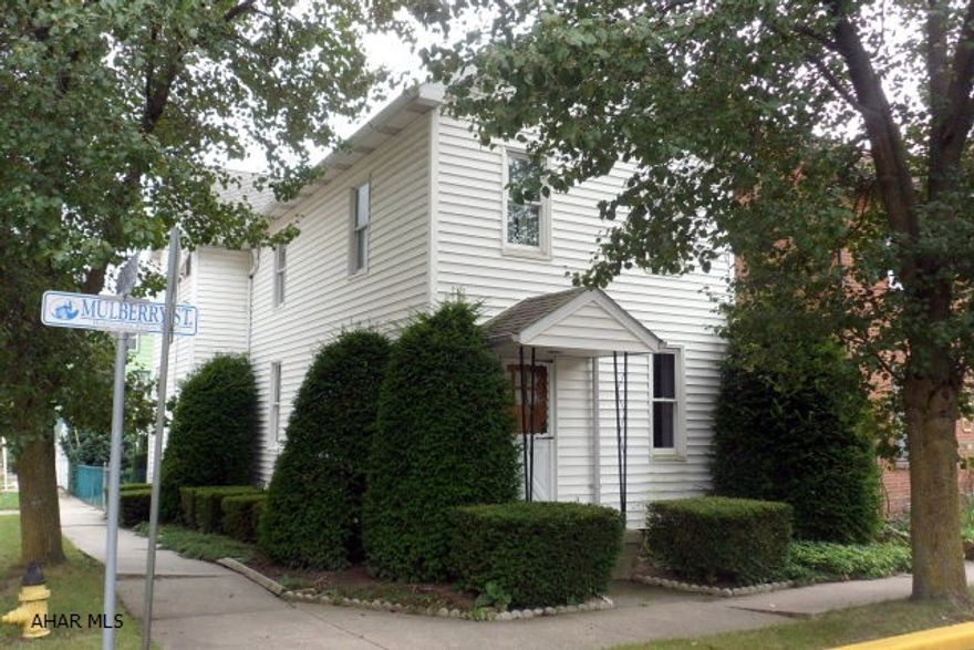 Hollidaysburg Borough - 720 Mulberry St. - corner lot 2-3 bedroom, 2 bath, Living room, Formal Dining Room, Eat-in-Kitchen, all appliances, 1st floor laundry and bath, also basement laundry, central air, newer windows, vinyl siding, fenced yard, 2-car garage with work shop. $84.900