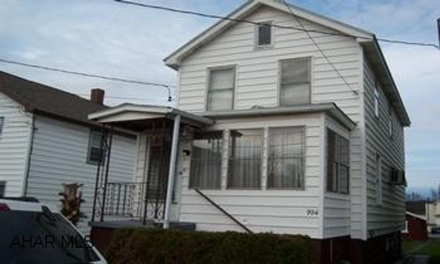 Nice big et in kitchen, 2 enclosed porches. Great price-Good starter home Nice big et in kitchen, 2 enclosed porches. Great price-Good starter home