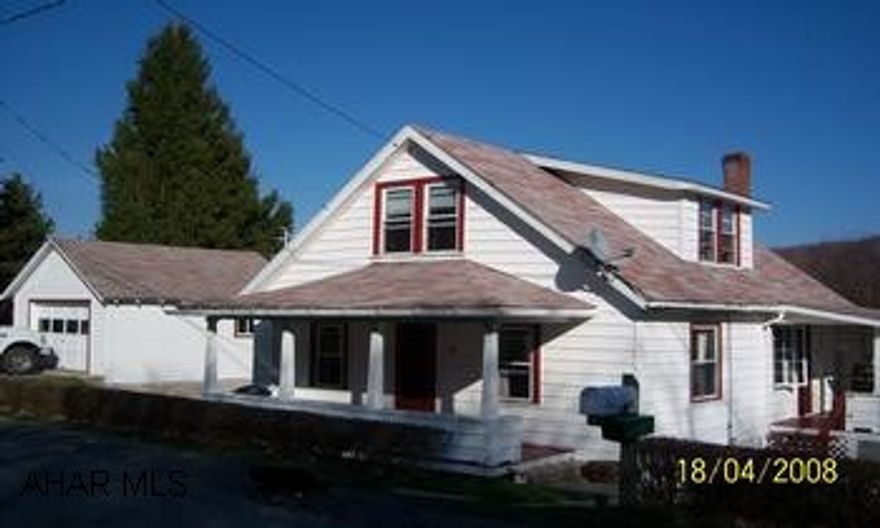 SMALLER HOME -TOTALLY RENOVATED- ON A NICE BIG COUNTRY LOT YOU WON'T BE CROWDED UP AGAINST NEIGHBORS IN THIS GREAT COUNTRY HOME ON 1.5 ACRES. NEWLY RENOVATED KITCHEN, LIVING ROOM, FAMILY ROOM, BATH, LAUNDRY, WALK IN CLOSET AND THREE BEDROOMS. NEW WINDOWS THROUGH OUT. SECOND FLOOR HAS BEEN REFURBISHED WITH NEW CARPETING. THE WHOLE HOUSE HAS BEEEN FRESHLY PAINTED WITH GREAT WARM COZY COLORS. ONE CAR DETACHED GARAGE.