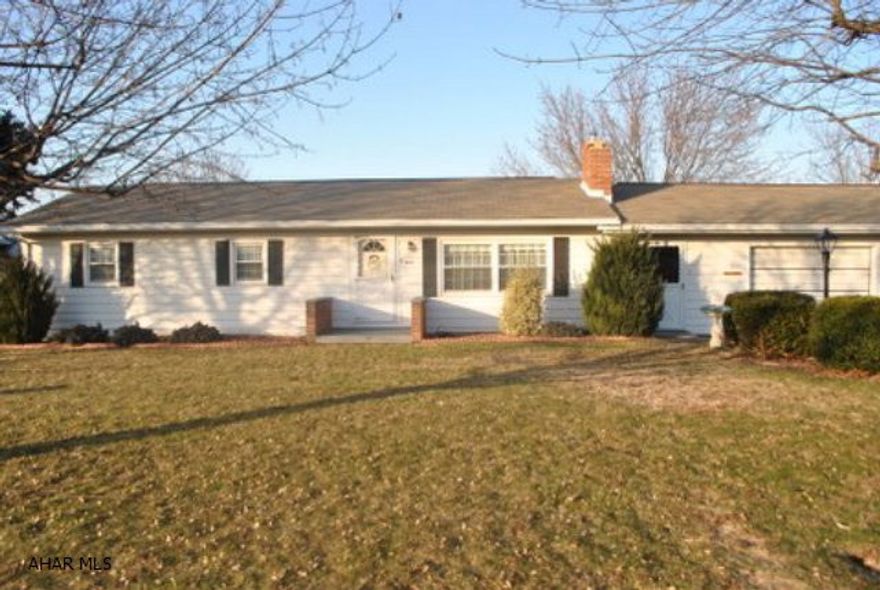 3 BR ranch located on a quiet street in a great neighborhood! Very clean and tons of potential. Close to shopping.