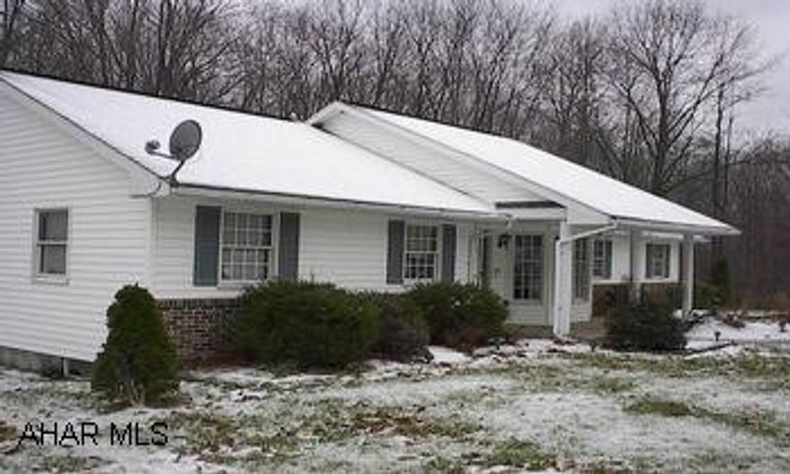 NEWER RANCH IN NEED OF TLC. LEVEL LOT, ALMOST 1 ACRE. 3 BD, 2 BA. AS IS PREQUALIFIED BUYERS. LOAN APPROVAL BY SELLER(LENDER) IS REQUIRED ON ALL NON CASH PURCHASES. SELLER FINANCING AVAILABLE WITH STRONG SELLER CONCESSIONS TO MOTIVATED BUYERS. GREAT OPPORTUNITY TO EARN "SWEAT EQUITY". SOLID 3 BD, 2 BA RANCH WITH FAMILY ROOM ADDITION. NICE RURAL SETTING ALMOST 1 ACRE. LOAN APPROVAL BY SELLER(LENDER) IS REQUIRED ON ALL NON CASH PURCHASES. SELLER FINANCING AVAILABLE WITH STRONG SELLER CONCESSIONS TO MOTIVATED BUYERS. DARLA4HOMES@AOL.COM OR 934-4663.