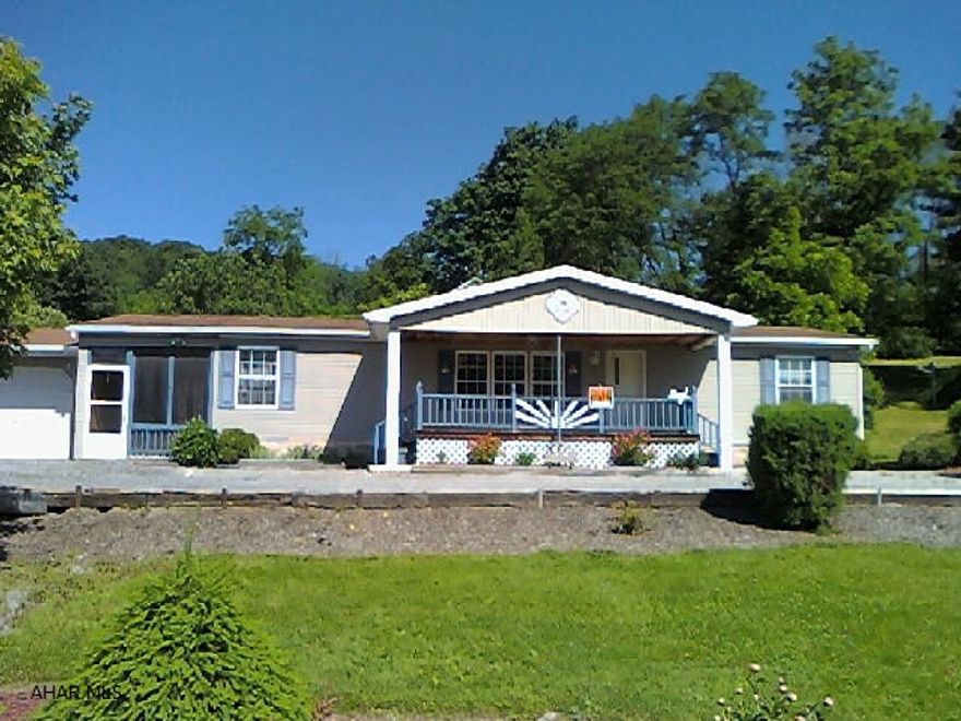 Nice 3 bedroom 2 bath 1995 Skyline Doublewide. 1 car attached garage with heated workshop.Low maintenance home move right in.