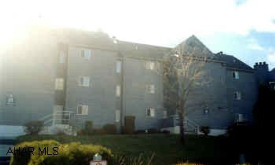 GORGEOUS STUDIO CONDO.  TOP OF THE LINE.  CONTEMPORARY STYLE, METROPOLITAN FEEL.