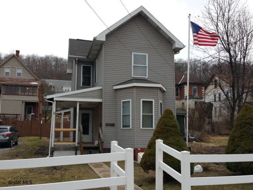 2 story, 2 bedroom home with modern kitchen and bathroom. Vinyl siding, thermopane windows. Central location.