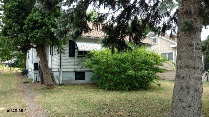 Priced to sell! Perfect for an investor handy man. 2 bedroom 1 bath home with off street parking. Home features a newer hot water heater and newer furnace. Previously rented for $550 per month. Call listing agent today for your showing!