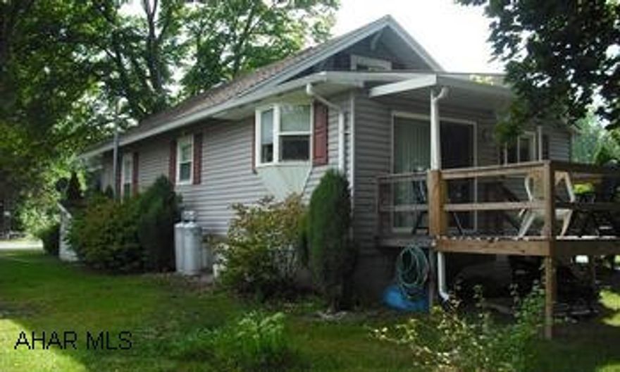 READY TO MOVE INTO! EVERYTHING HAS BEEN UPDATED. NEW ROOF 08. DECK, DESIGNER BATH, PELLET STOVE AND GAS LOG FIREPLACE, NICE LEVEL YAR AND LANDSCAPING, COZY AND EFFICIENT! QUALIFIED BUYERS PLEASE CALL DARLA 934-4663. READY TO MOVE INTO! EVERYTHING HAS BEEN UPDATED. NEW ROOF 08. DECK, DESIGNER BATH, PELLET STOVE AND GAS LOG FIREPLACE, NICE LEVEL YAR AND LANDSCAPING, COZY AND EFFICIENT! QUALIFIED BUYERS PLEASE CALL DARLA 934-4663.