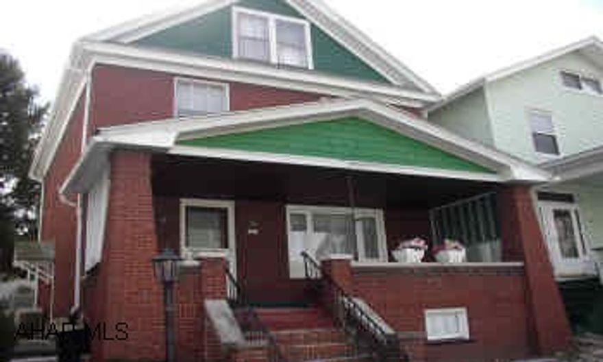 EAST END. ALL BRICK 2.5 STORY. FEATURES INCLUDE CENTRAL AIR, LARGE ROOMS AND LARGE GARAGE. EXCELLENT NEIGHBORHOOD, CLOSE TO GEESEY PARK AND PLAYGROUND.