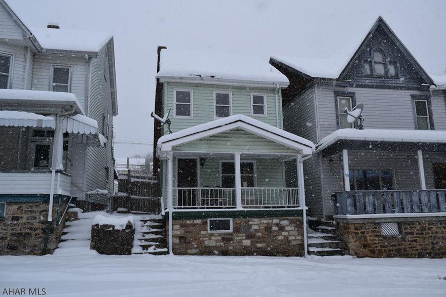 Move in ready 2 to 3 bedroom home. Fenced in backyard and an off street parking pad in the back.