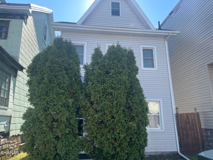 BRAND NEW PRICE - Great starter home and/or investment 
2 BR 1 BA home, Large kitchen, off street parking, shed.  Only $55,000