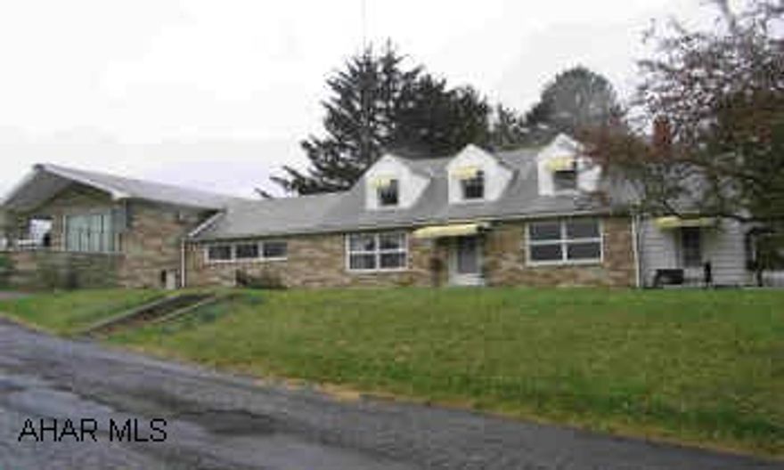 Commercial 12 unit motel/office and residence. Current monthly income is $1,096 all utilities are paid by seller. House rent is $646 /mo, 4 untis rented weekly for $85. 1 unit for $110/wk.