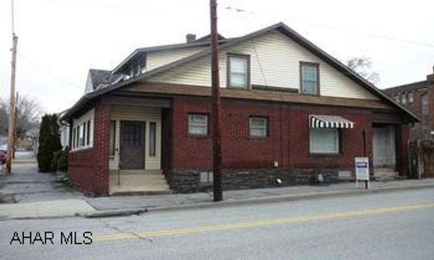 2 STORY BRICK/VINYL HOUSE, HARDWOOD FLOORS, AREA RUGS, APPLIANCES, MOVE IN CONDITION. 3 BRS. A MUST SEE, MOVE IN CONDITION. HARDWOOD FLOORS, 3 BRS, LG DR & LR. KITCHEN APPLIANCES AND MORE.