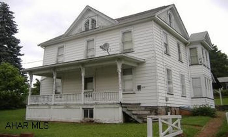 BUY THE GROUND GET THE HOUSE FOR FREE...3 LOTS...PRESENTS OF TERMITES..NO DAMAGE ..OWNER WILL HAVE IT TREATED....REPORT ON FILE LARGE LOT ...CASH BUYERS