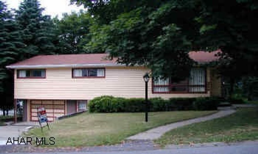 Highland Park Area! Great 3 Bdrm 1Story home with bright and cheery kitchen and eating area - well maintain with oak trim throughout.  Hardwood floors under carpet - must see!  Call Dee Capriotti.  HOME WARRANTY Highland Park Area! Great 3 Bdrm 1 Story home with bright and cheery kitchen and eating area - well maintain with oak trim throughout.  Come and see the updates!  Seller has removed carpeting revealing the great hardwood floors!  Freshly painted and more!  1 level, 3 bedroom, 1.5 bath, integral garage.  Take a look!  Motivated Seller - Bring reasonable offers!   Call Dee Capriotti 934-3054.  HOME WARRANTY