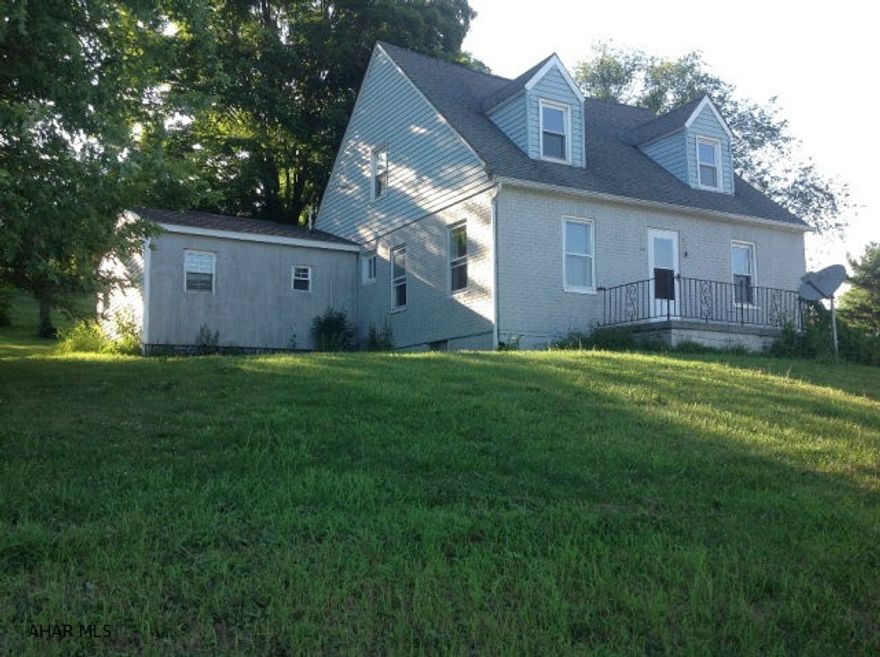 Nice starter home or permanent residence. Large spacious yard and garage along with a spacious 3 bedrooms and 2 full baths . views of mountains are picturesque.