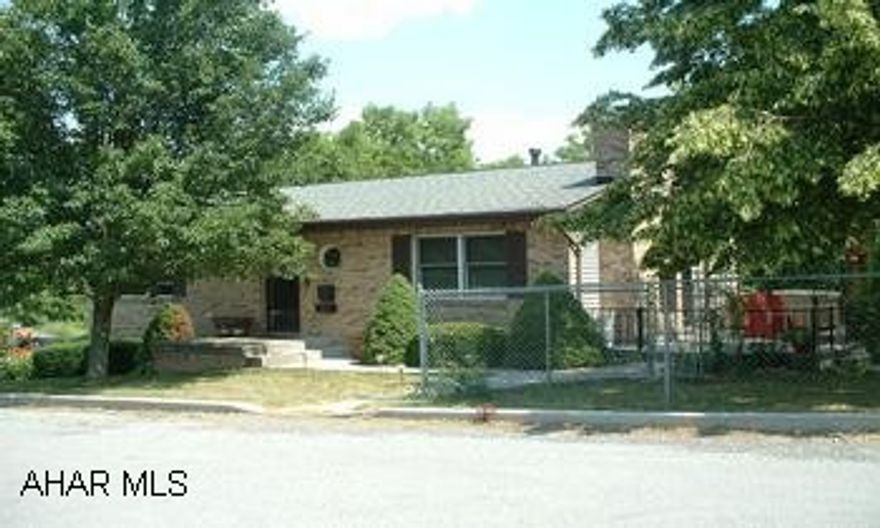 Well built brick and vinyl 2x6 framing.  Originally built by a mason.Well built brick and vinyl 2x6 framing.  Originally built by a mason. New flooring, new countertops, new garage doors.  Very private area of the city.  No traffic - few neighbors.