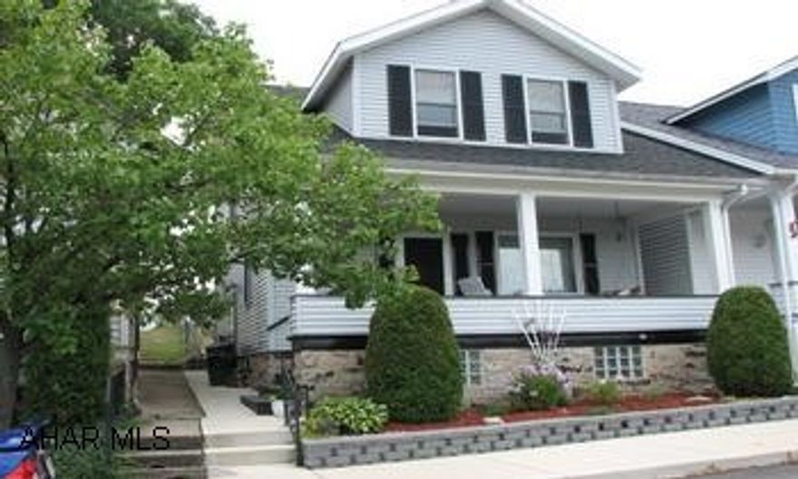 SHOWS BEAUTIFULLY.  PERFECTLY PAINTED.  DECORATED AND LANDSCAPED.  NEW OAK KITCHEN.