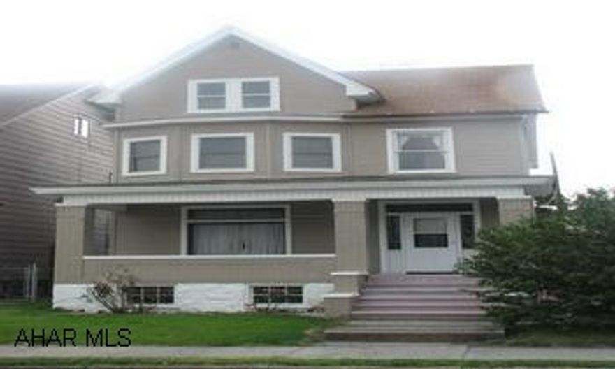 GREAT STARTER HOME WITH FORMAL DINING ROOM, SPACIOUS ROOMS, AND CENTRAL AIR.  NEW VINYL SIDING AND MOST WINDOWS ARE NEW.  NEW CARPET ON REAR PORCH. GREAT STARTER HOME WITH FORMAL DINING ROOM, SPACIOUS ROOMS, AND CENTRAL AIR.  NEW VINYL SIDING AND MOST WINDOWS ARE NEW.  NEW CARPET ON REAR PORCH.