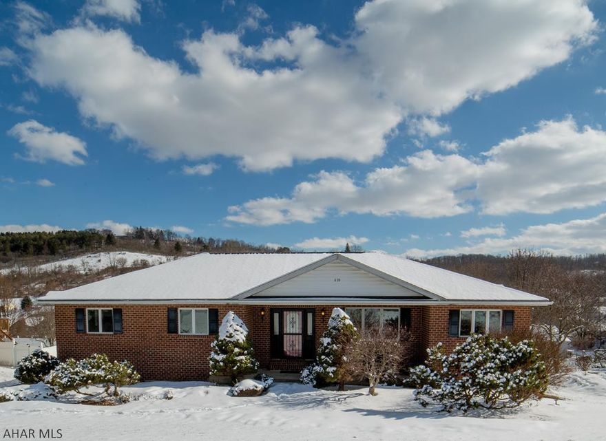 Move in ready 3 bedroom , 3 bathroom home in Penn Farms. This home has been updated with new lighting and kitchen appliances. the roof was installed Sept. 2018. Rooms in this home are spacious and the home is larger than it looks!  Don't miss out. Call today!!