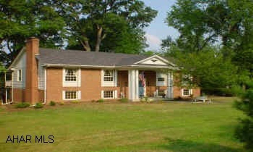 OAK KNOLL-  SYLVAN HILLS - TOTALLY UPDATED THROUGHOUT! FABULOUS CERAMIC TILE KITCHEN W/SWANSTONE COUNTERS, NEW BATHROOMS, POSH FAMILY ROOM W/FIREPLACE AND WET BAR. CENTRAL AIR,  BEAUTIFULLY DEOCOTAED & WELL MAINTAINED. SELLER MUST FIND SUITABLE HOUSING. OAK KNOLL-  SYLVAN HILLS - TOTALLY UPDATED THROUGHOUT! FABULOUS CERAMIC TILE KITCHEN W/SWANSTONE COUNTERS, NEW BATHROOMS, POSH FAMILY ROOM W/FIREPLACE AND WET BAR. CENTRAL AIR, BEAUTIFULLY DEOCOTAED & WELL MAINTAINED. SELLER MUST FIND SUITABLE HOUSING.