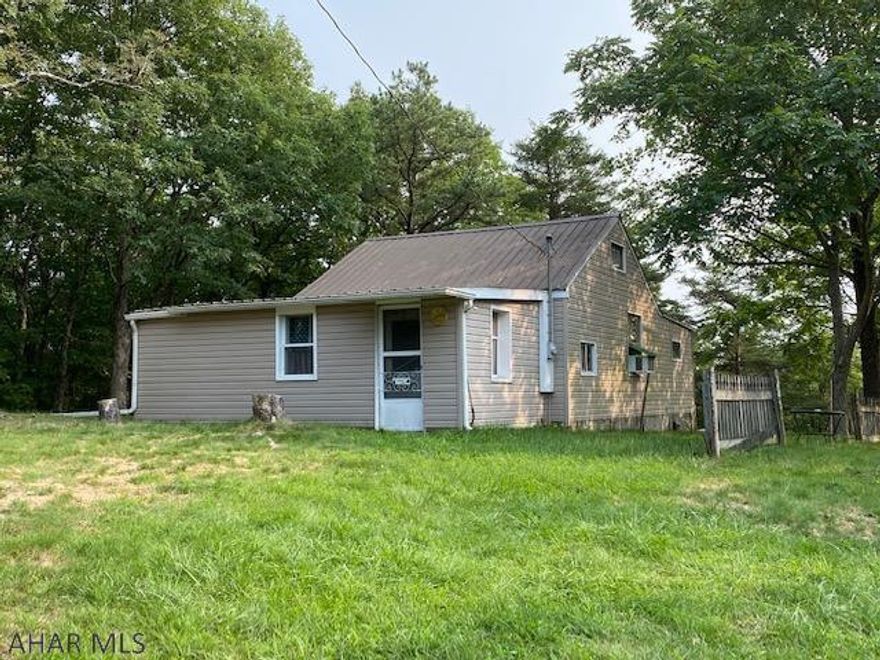 Close to Shawnee State Park, tucked up in the mountains. This delightful little cabin/cottage is located in the perfect location to get away from the hustle and bustle of everyday life. This well-kept cabin is just waiting for a new owner to come and enjoy the relaxation of getting away in the mountains. An additional bonus is the loft that could be converted into another bedroom or bunk room!! Great hunting and fishing and outdoor recreation surround the secret hideaway.