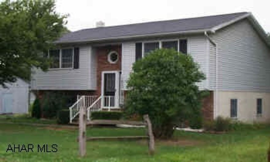 Extremely well built, nicely maintained Bi-level.   Very spacious, well maintained Bi-level.  3 or 4 BD, move-in condition - located within walking distance of foot-of-ten grade school.  New carpeting and painting.