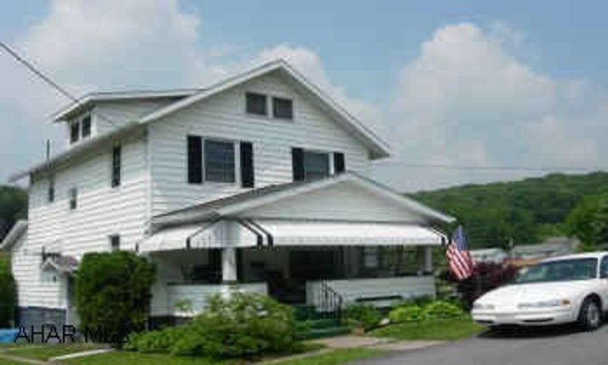 NICE HOUSE ON A DOUBLE LOT.  QUIET AREA.  MODERN KITCHEN.  LAMINATED FLR IN KIT & D. RM.  LARGE L. RM.  NEW ROOF. NICE HOUSE ON A DOUBLE LOT.  QUIET AREA.  MODERN KITCHEN.  LAMINATED FLR IN KIT & D. RM.  LARGE L. RM.  NEW ROOF.