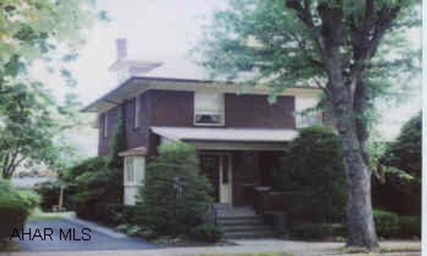 ATTRACTIVE HOLLIDAYSUBRG  BOROUGH BRICK, 2 FIREPLACES, FAMILY ROOM, 4-5 BEDROOMS, LOADED WITH CHARM. ATTRACTIVE HOLLIDAYSUBRG  BOROUGH BRICK, 2 FIREPLACES, FAMILY ROOM, 4-5 BEDROOMS, LOADED WITH CHARM.