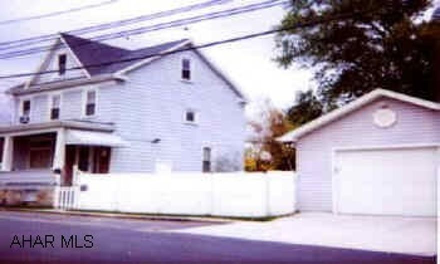 EAST END! MAINTENANCE-FREE HOME WITH 3 BEDROOMS, SPACIOUS LIVING ROOM, DINING ROOM, MODERN KITCHEN AND BATH. NEW ROOF AND WINDOWS, LARGE LEVEL LOT FENCED LOT. GARAGE, SECURITY SYSTEM, MOVE IN CONDITION! EAST END! MAINTENANCE-FREE HOME WITH 3 BEDROOMS, SPACIOUS LIVING ROOM, DINING ROOM, MODERN KITCHEN AND BATH. NEW ROOF AND WINDOWS, LARGE LEVEL LOT FENCED LOT. GARAGE, SECURITY SYSTEM, MOVE IN CONDITION!