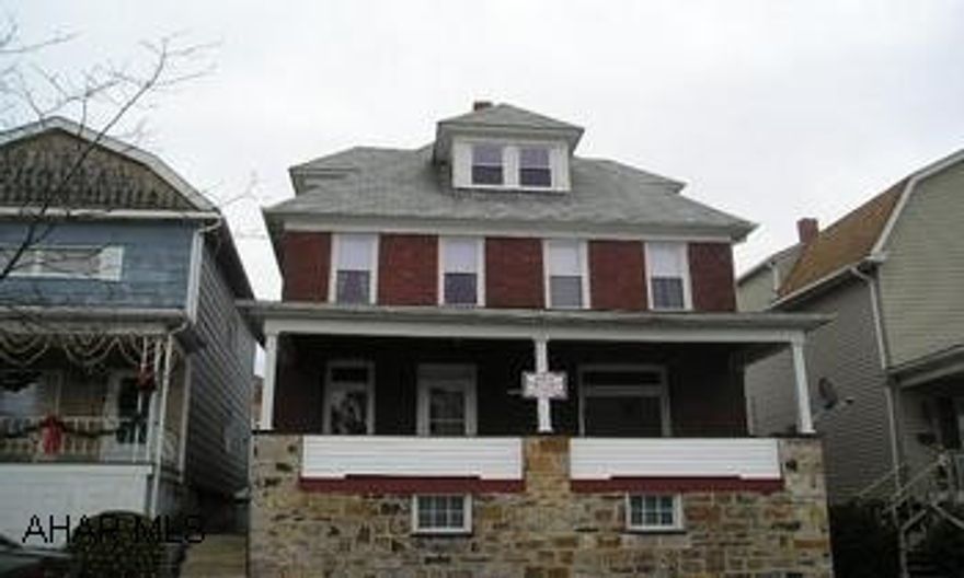 Nice 2 1/2 Story Brick, 4 year old windows, furnance, waterline, sewer line, floor coverings.  7 year old roof.  Awesome 4 car garage. Seller will consider trade of antique car, boat, etc. for partial down payment.Nice 2 1/2 story brick 4 year old furnance, windows, water line, floor coverings, water line, sewer line, 7 year old roof.  Awesome 4 car garage.  Seller is Licensed Broker and Appraiser.