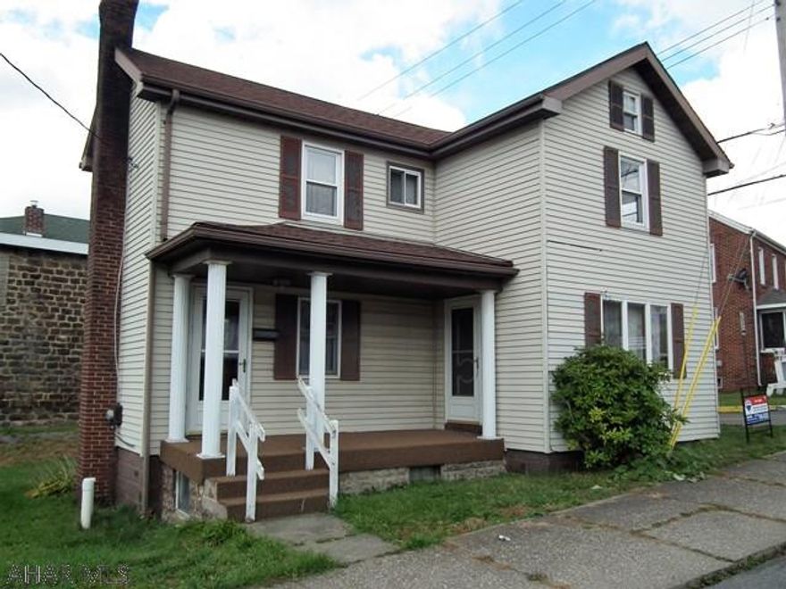 No need to break the bank to buy a home! Great starter home on corner lot. Large kitchen and Living room, 2 bedrooms, nice size bathroom. Seller will give $2000 carpet allowance. Easy show. Owners used side yard to park.