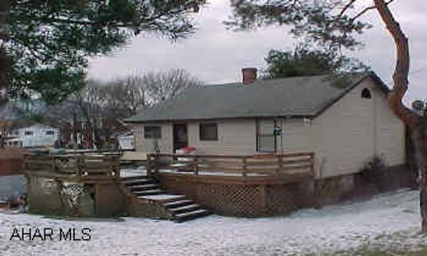 Updated electric-nice private lot behind Z - Plaza and near penn dot Photo is of back of house